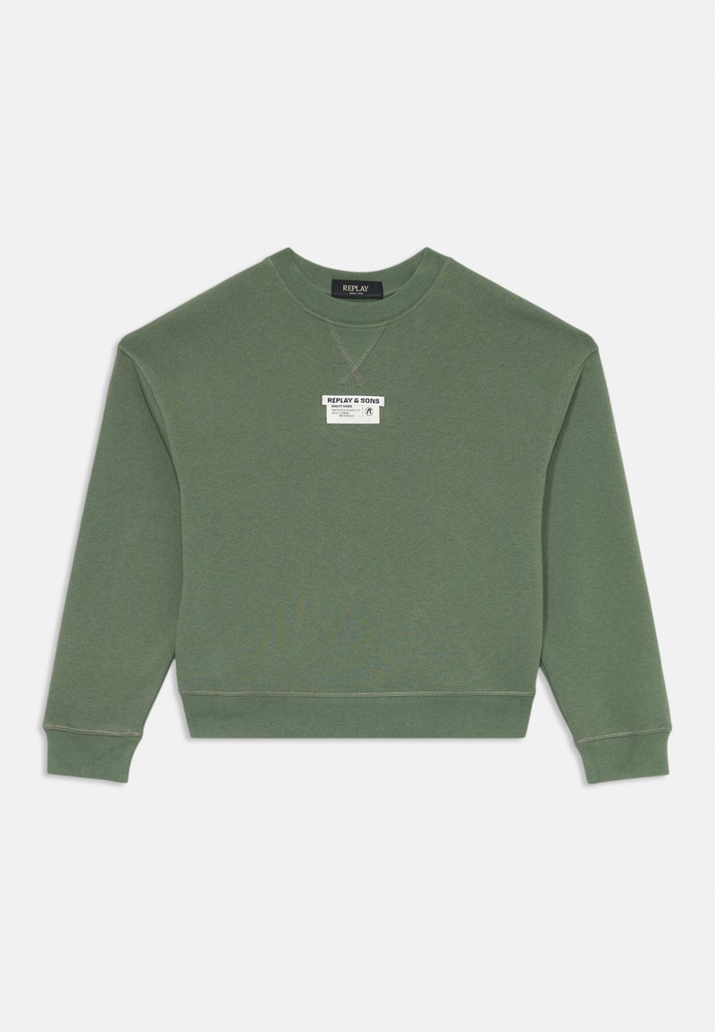 Sweatshirt vert en tissu doux, avec un col rond, des manches longues et une étiquette frontale avec un logo. Design simple et décontracté.