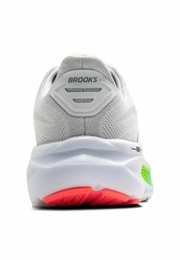 Baskets de sport grises avec une tige en maille texturée, dotées d'un capuchon de talon blanc avec le logo "BROOKS", et des accents roses et verts vifs sur la semelle.