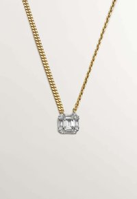 Collar de cadena dorada con un colgante de gema clara rectangular, que presenta intrincados engastes de garras y un diseño de eslabones texturizados.