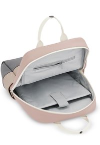 Hátizsák, puha rózsaszín és szürke külsővel, fehér részletekkel. Nyitva, szürke belső térrel, cipzáras zsebbel és állítható laptop rekesszel.