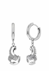 Silvriga hoops örhängen med detaljerade skorpionhängare, med en polerad yta och intrikata mönster av klor och segmenterade svansar.