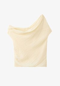 Bufanda de tela ligera y texturizada de color crema, doblada con suaves pliegues y ondulaciones sobre un fondo blanco.