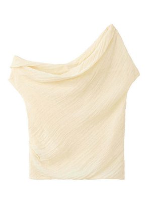 Écharpe en tissu texturé léger couleur crème, pliée avec de doux drapés et des plis souples sur fond blanc.