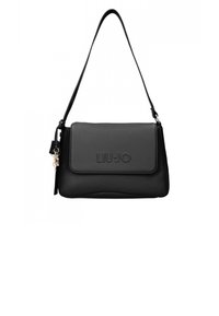 Borsa a mano in pelle nera con chiusura a patta, logo in rilievo e tracolla removibile. Presenta una texture liscia e una forma strutturata.