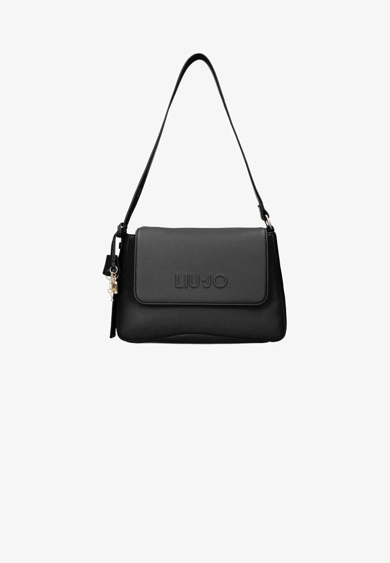 Borsa a mano in pelle nera con chiusura a patta, logo in rilievo e tracolla removibile. Presenta una texture liscia e una forma strutturata.