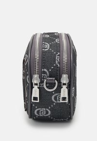 Bolsa de cosméticos de tela negra con cremalleras plateadas, patrones de logotipos circulares y un cierre de doble cremallera. La bolsa tiene forma rectangular y una textura suave.