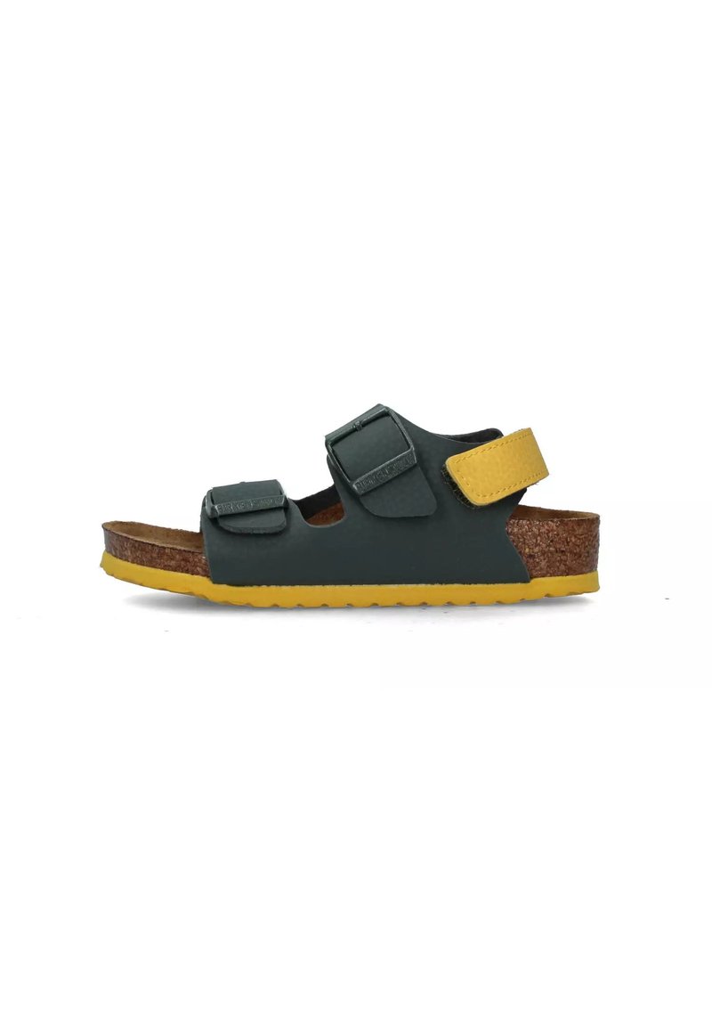 Sandalo verde e giallo con due cinturini regolabili in Velcro, soletta in sughero e suola in gomma testurizzata, caratterizzato da un design a profilo basso.