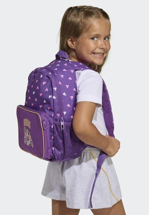 Lila Rucksack mit pinkfarbenen Herzmustern, Reißverschlusstasche, seitlichen Netztaschen und gepolsterten Trägern für Komfort. Akzente in gelbem Besatz.