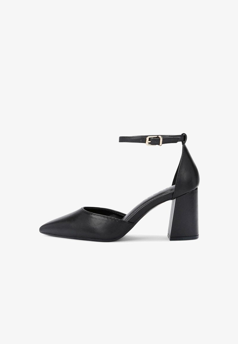 Chaussure à talon haut pour femme en cuir noir avec bout pointu, bride de cheville avec boucle dorée et talon bloc épais.