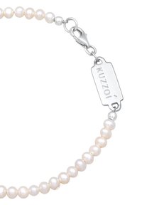 Brățară de perle albă cu un închizător lobster argintiu și o etichetă inscripționată cu „Kuzzoi.” Prezintă perle rotunde și netede, conectate prin zale metalice.