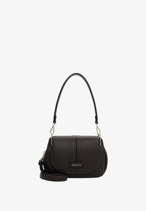 Bolso bandolera de cuero texturizado marrón con una solapa curvada, correa ajustable y herrajes de acero inoxidable. Presenta un logotipo de marca en la parte delantera.