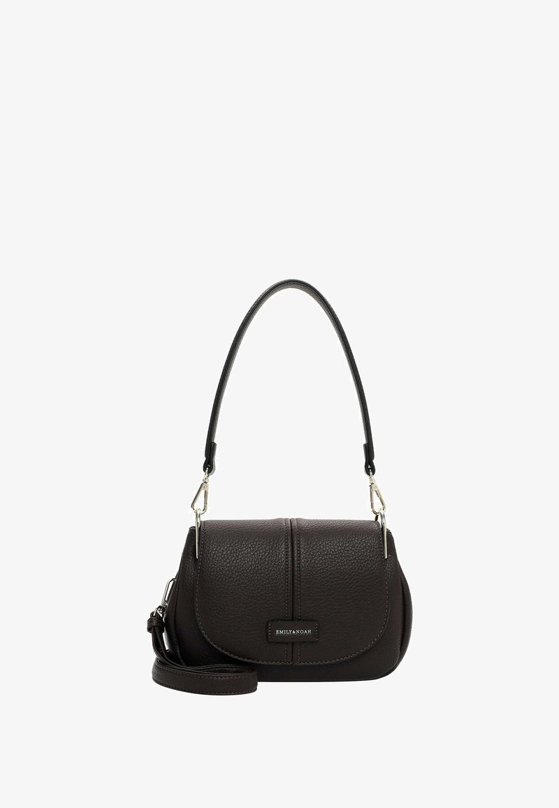 Sac à bandoulière en cuir marron texturé avec un rabat courbé, une sangle ajustable et des accessoires en argent. Présente un logo de la marque sur le devant.