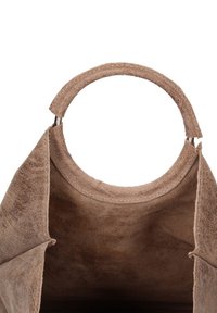 Borsa a manico rotondo in suede morbido color tan con apertura superiore; presenta una texture liscia e cuciture visibili lungo i bordi.