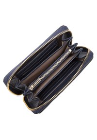 Portefeuille zippé navy avec quincaillerie dorée, doté de plusieurs emplacements pour cartes et d'un extérieur texturé. L'intérieur a une doublure lisse.