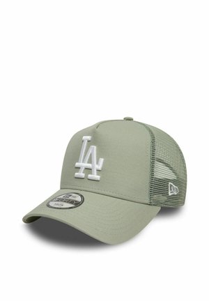 Gorra verde con visera curvada, lados de malla y un logotipo bordado en blanco de "LA" en la parte frontal. Presenta una etiqueta de New Era en la visera.