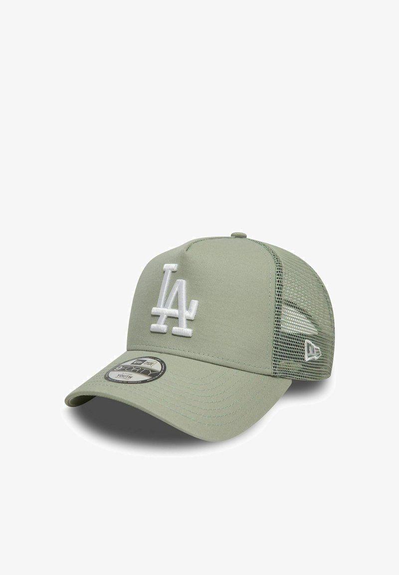 Gorra verde con visera curvada, lados de malla y un logotipo bordado en blanco de "LA" en la parte frontal. Presenta una etiqueta de New Era en la visera.