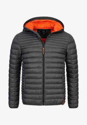 Siva jakna s podstavom, narančastim unutrašnjim dijelom, zatvaranjem na patentni zatvarač i rebrastim manžetama. Uključuje detalj od kože blizu rubova i kapuljaču.