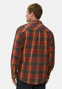 Flanellen overhemd in rood, oranje en grijs geruit. Beschikt over een button-down kraag, lange mouwen en een gebogen zoom met knoopmanchetten.