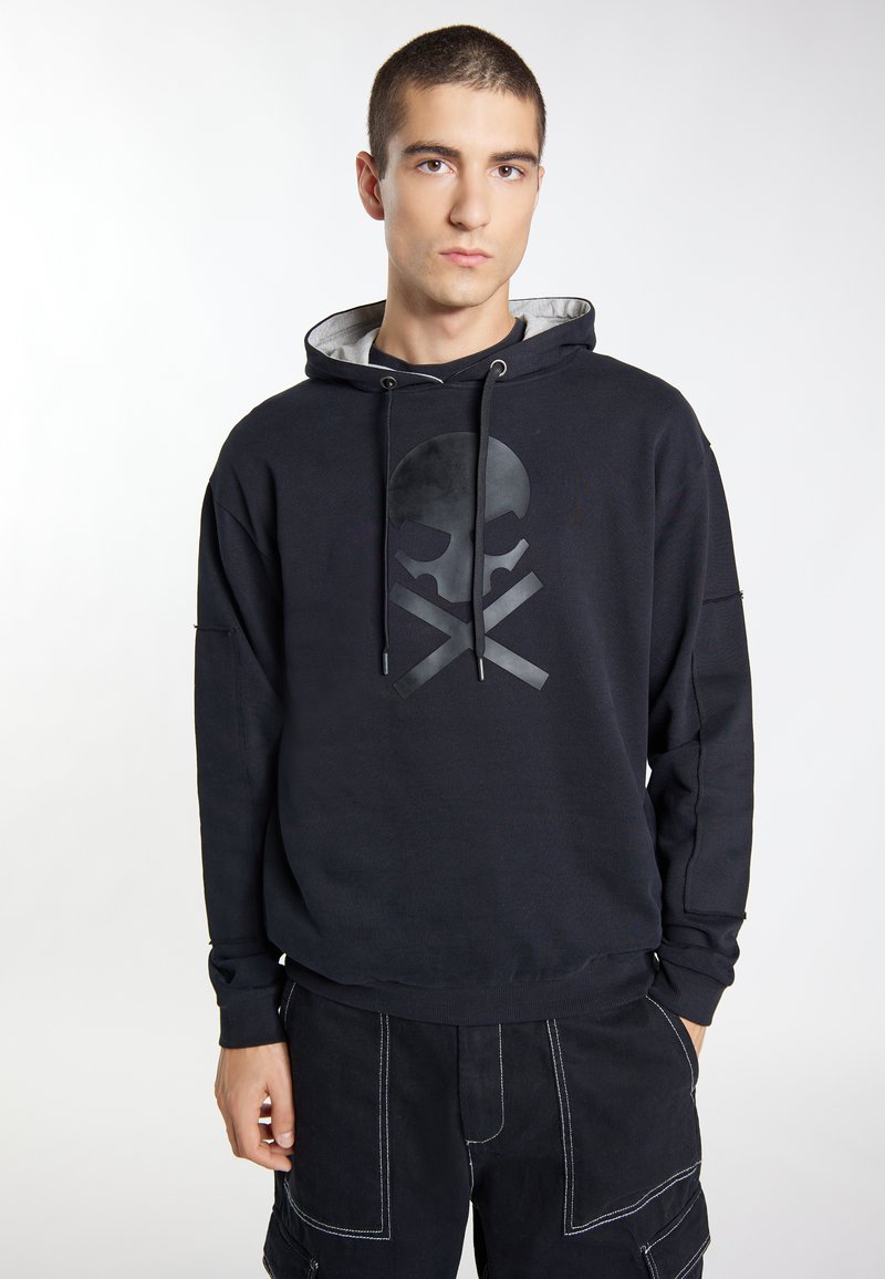 Zwarte hoodie met een geëxtrudeerd doodskop- en bottenmotief op de voorkant. Heeft een capuchon met trekkoord en een relaxed fit.