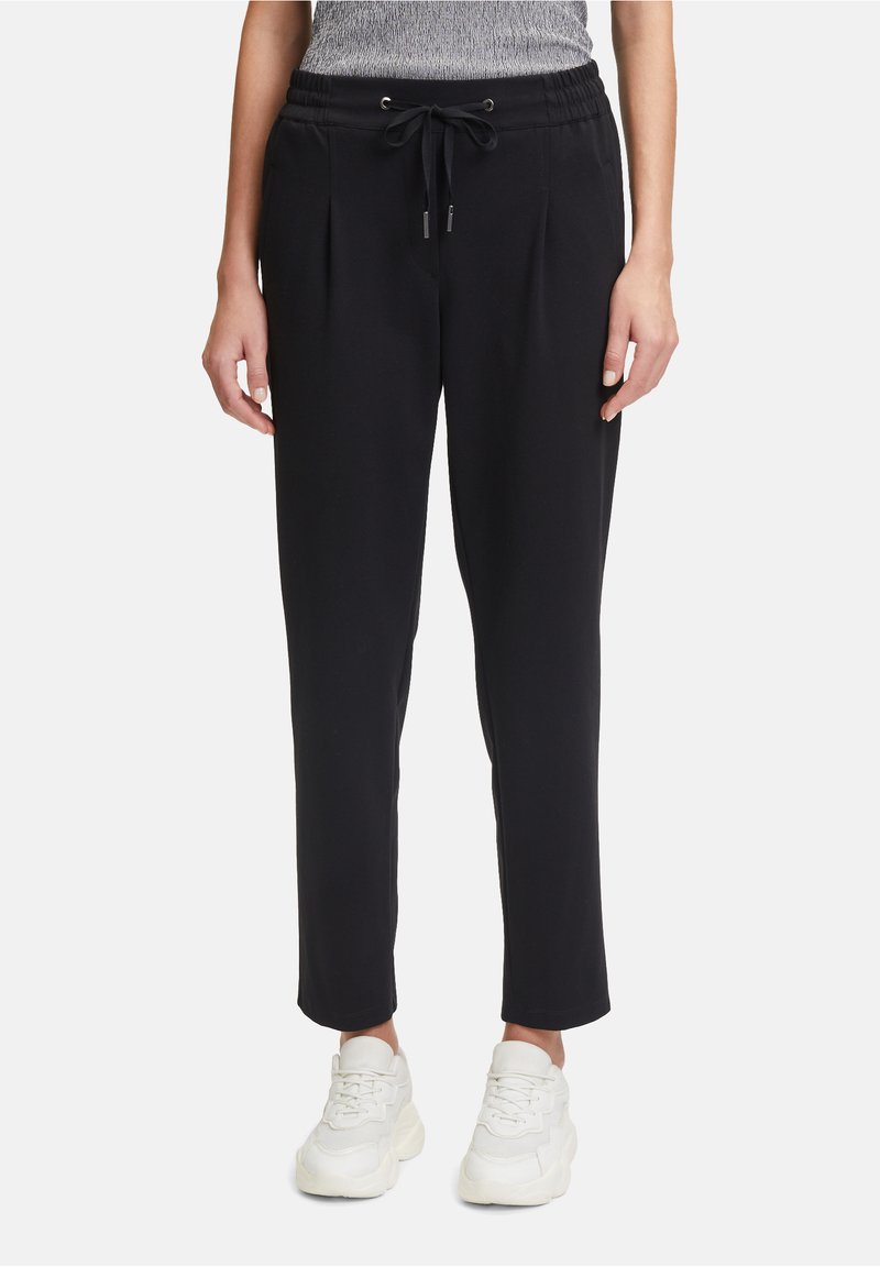 Pantalons de jogging noirs fuselés avec une taille à cordon de serrage, des plis à l'avant et des poches latérales, confectionnés dans un tissu doux et léger.