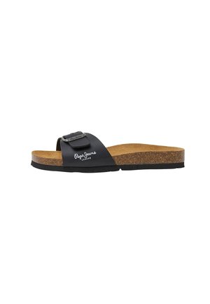 Sandalia negra abierta en la puntera tipo slide con suela de corcho, tira ajustable, hebilla metálica y logo blanco "Pepe Jeans London" en el lateral.