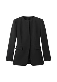 Musta blazer pyöreällä kaula-aukolla, pitkät hihat ja kaksi etutaskua. Suora rakenne, istuva malli, ei näkyviä suljinteita tai kuvioita.
