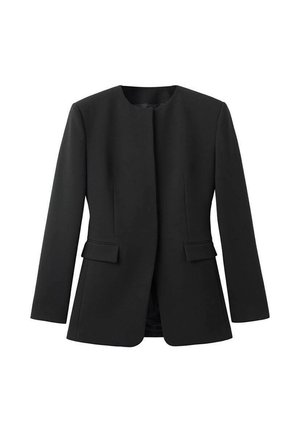 Blazer nero con scollatura rotonda, maniche lunghe e due tasche frontali. Texture liscia, vestibilità su misura, senza chiusure visibili o motivi.
