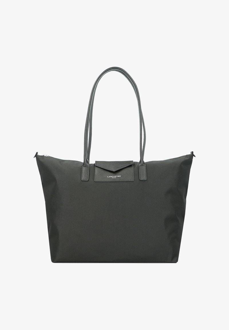 Sac fourre-tout en tissu noir avec deux longues anses, fermeture éclair et rabat frontale. Il présente une texture lisse et un petit logo de marque.