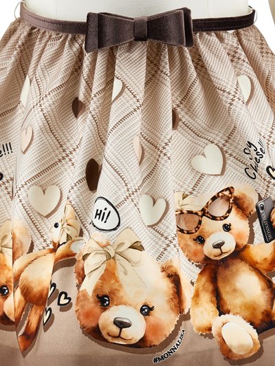 Jupe brune à motif carreauté, ornée d'illustrations d'ours en peluche, de cœurs et d'un nœud brun foncé à la taille.