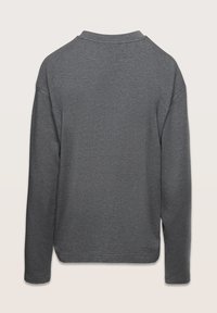 Pilkas ilgomis rankovėmis džemperis su laisvu siluetu, apvaliu iškirpimu ir nerta rankogaliu. Lygus audinys ir paprastas dizainas be matomų grafikų.