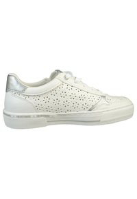 Białe sneakersy z perforowanym wierzchem, srebrnymi akcentami na pięcie i oczkach do sznurówek, teksturowaną gumową podeszwą, płaskimi sznurówkami oraz niskim designem.