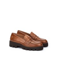 Mocasines de cuero marrón con un acabado texturizado, que presentan detalles con tachuelas y una suela gruesa para una mejor tracción.