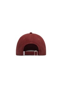 Kastanje farvet baseballkasket med en blød suede-overflade, buet skygge, justerbar rem bagpå og en knap i midten på toppen.