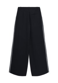 Pantaloni neri a gamba larga con strisce laterali bianche, passanti per la cintura e una singola tasca sul retro a filetto, presentati su uno sfondo bianco.