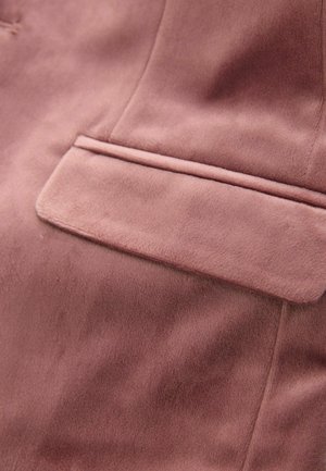 Roze stoffen blazer met een gladde textuur, voorzien van een enkele voorkieszak en subtiele naaddetails.
