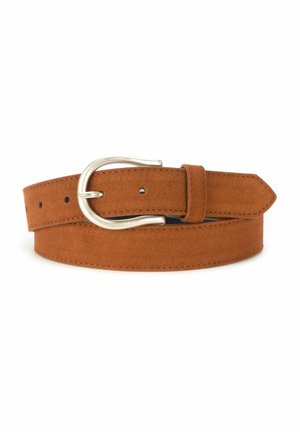 Ceinture en suède marron avec une boucle en métal argenté, présentant des trous régulièrement espacés et une pointe effilée, conçue pour un ajustement réglable.