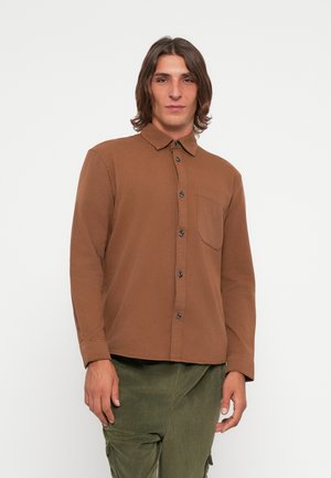 RELAXED GARMENT SHIRT - Overhemd - golden-coloured clay