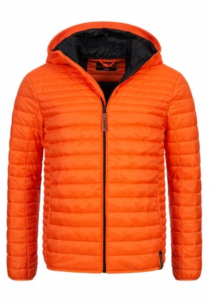 Pomarańczowa kurtka ocieplana z czarnym wnętrzem, zamek błyskawiczny z przodu i kapturem. Posiada poziome pikowanie oraz elastyczne mankiety.