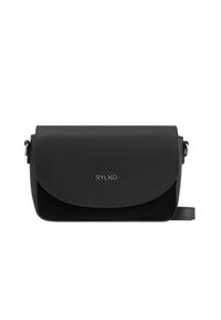 Bolso cruzado de cuero negro texturizado con cierre de solapa y correa ajustable, con pequeño logo metálico de la marca en la parte frontal.