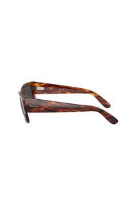 Occhiali da sole tartarugati con lenti scure, montatura in plastica, bracci eleganti e dettagli in metallo. Inclusi lenti polarizzati.