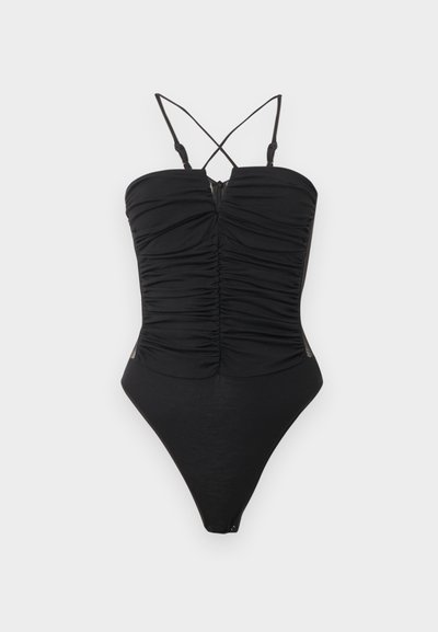 Sort one-piece badesuit med justerbare krydsstropper, samlet detaljer foran og højt udskårne benåbninger. Glat tekstur og minimalistisk design.