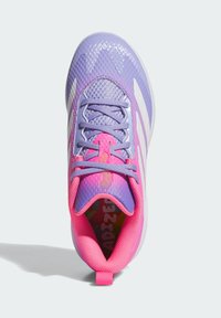 Lila und pinke Sportschuhe mit weißen Streifen, strukturiertem Mesh-Obermaterial, gepolstertem Kragen, Schnürsenkeln und Ziehschlaufe auf einem weißen Hintergrund.