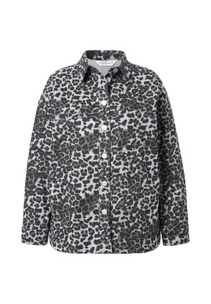 Camisa de botones con estampado de leopardo en tonos de gris y negro, que cuenta con un collar, un bolsillo en el pecho y mangas largas con puños abotonados.