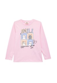 Roze katoenen t-shirt met lange mouwen, voorzien van een grafisch ontwerp met katten in kwadranten, de tekst "SMILE" en handgeschreven accenten.