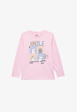 Langærmet lyserød bomulds T-shirt med et grafik med katte i kvadranter, tekst "SMILE" og håndskrevne accenter.