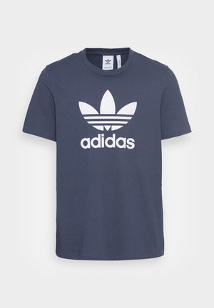 Laivastonsininen lyhythihainen Adidas T-paita, jossa valkoinen trefoil-logo ja edessä keskellä teksti "adidas".