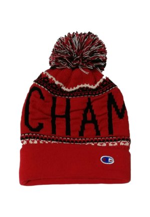 Cappello rosso lavorato a maglia con motivo bianco e nero, pompon sulla parte superiore, grandi lettere nere "CHAM" e piccolo logo Champion sul risvolto.