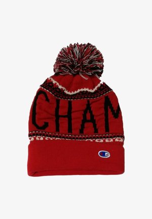 Cappello rosso lavorato a maglia con motivo bianco e nero, pompon sulla parte superiore, grandi lettere nere "CHAM" e piccolo logo Champion sul risvolto.