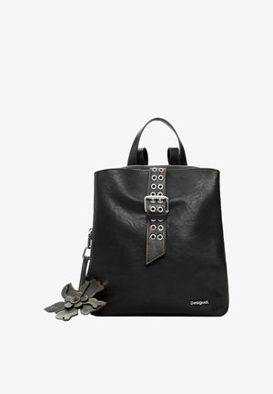 Must nahast seljakott hõbedase klambriga rihmaga, küljele kaunistuseks lillekinnitus ja esiküljel paremal all "Desigual" logo.