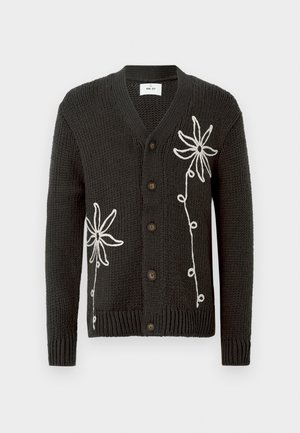 Sweter kardigan w ciemnoszarym kolorze z dekoltem w serek, zdobiony białymi haftami kwiatowymi oraz pięcioma brązowymi guzikami z przodu. Teksturowana tkanina.